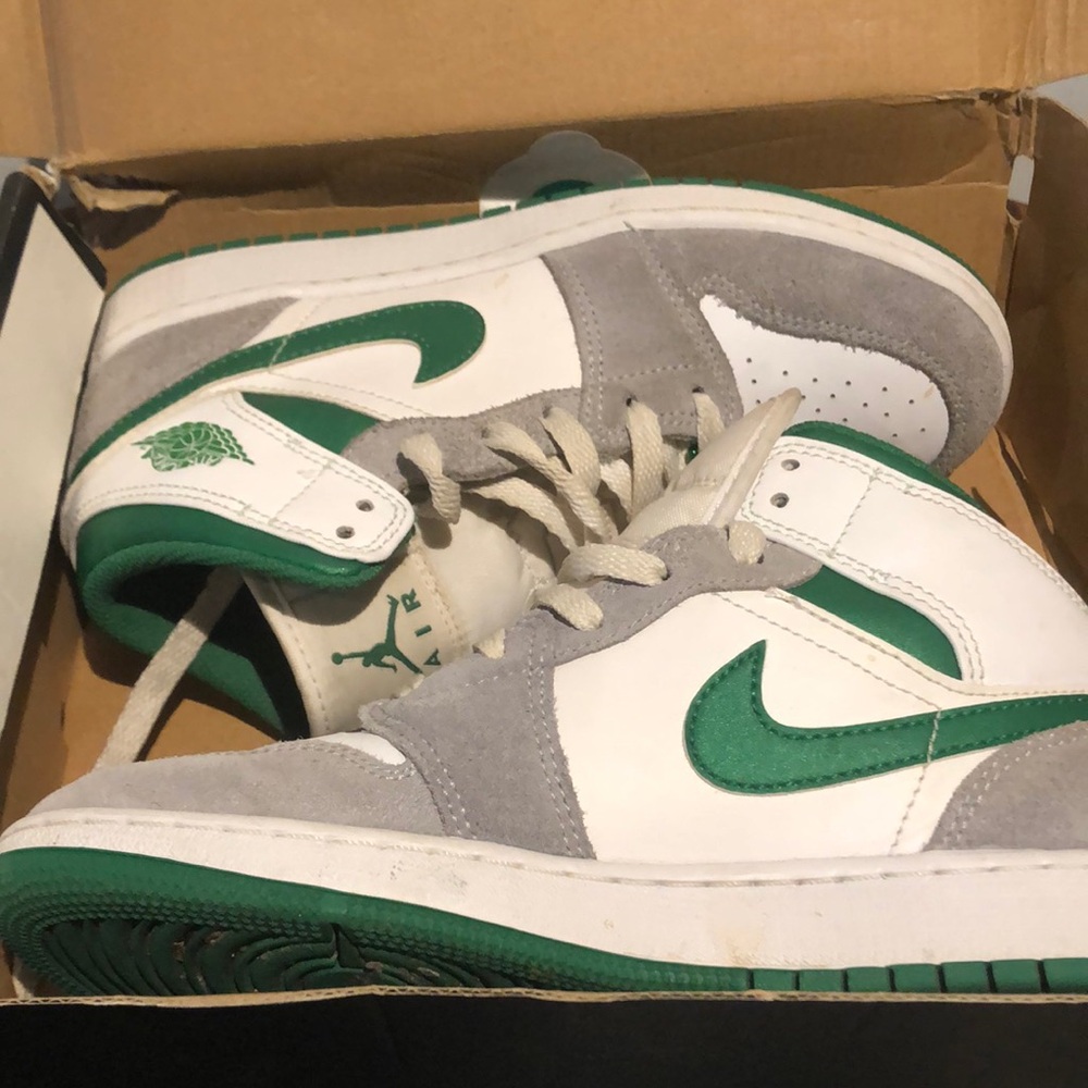AIR JORDAN 1MID SE GS SIZE 4.5